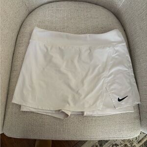 Nike White Tennis Skirt with Built-In Shorts Size Medium 🎾🤍